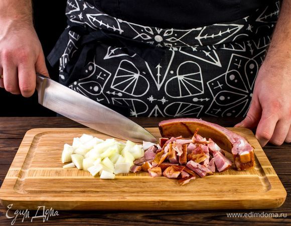Очистите и измельчите лук, нарежьте мясо с копченых ребрышек.