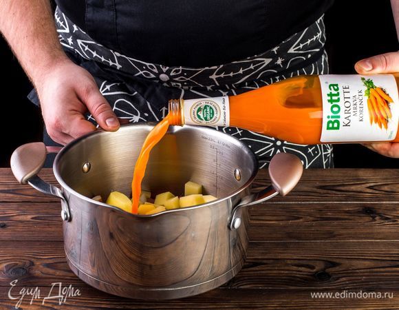 Затем добавьте сок морковный Biotta.