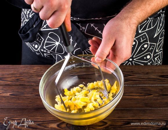 Достаньте из сотейника целые картофелины и разотрите их в пюре.