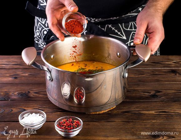 Добавьте в суп сливки и измельченный укроп. Добавьте специи по вкусу.