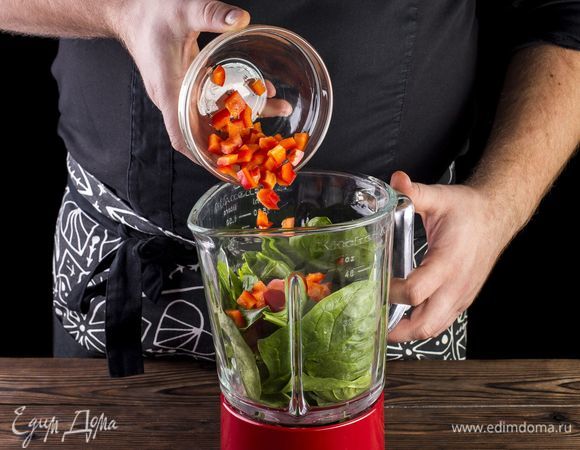 Промойте и обсушите листья шпината. Лучше использовать молодой шпинат. Положите шпинат в блендер. Очистите от семян и плодоножки, разрежьте на кусочки болгарский перец, добавьте в блендер. 