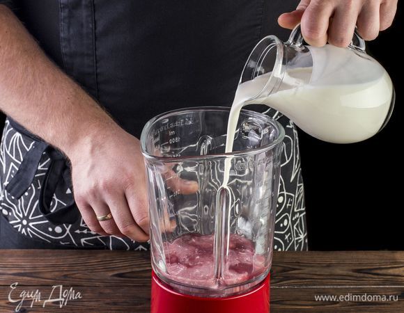 Затем добавьте натуральный йогурт.