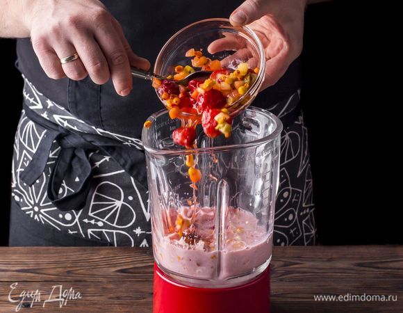 Добавьте ягоды, не размораживая их. 