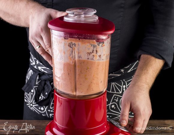 Измельчите все с помощью блендера до однородной массы. Если смузи покажется вам густым, добавьте еще немного био-нектара гранатового Biotta.