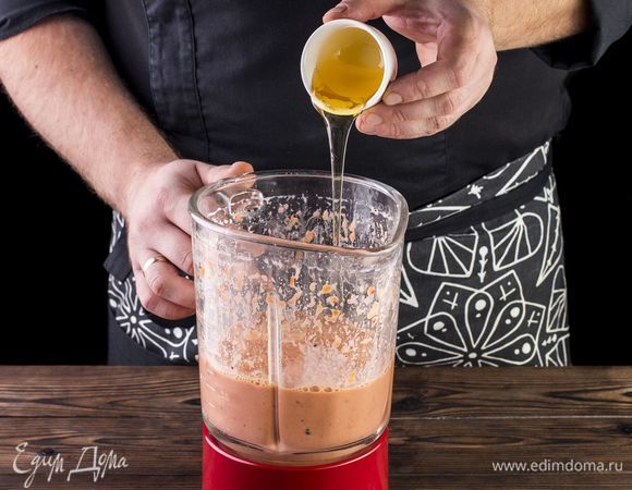 В готовый смузи добавьте по вкусу жидкий мед и еще раз все смешайте блендером. 