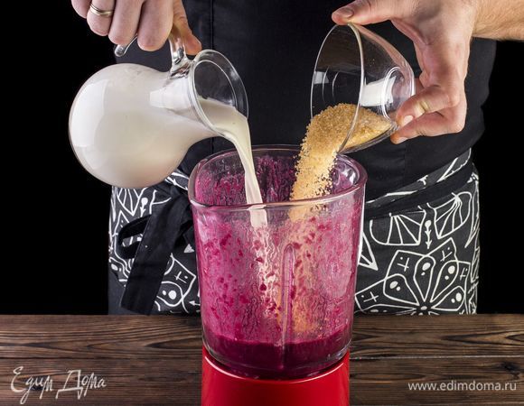 Добавьте молоко и сахар по вкусу. Размешайте хорошо. 