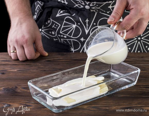 Приготовьте панна котту. Для этого залейте желатин молоком и поставьте на 30 минут для набухания.