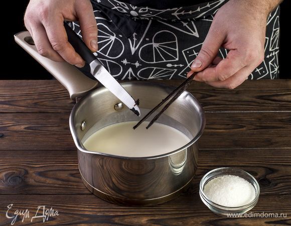В сливки добавьте сахар и ваниль, доведите до кипения на маленьком огне. Но не кипятите!
