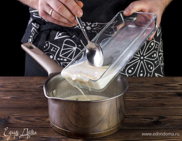 Добавьте в сливки молоко с желатином. Перемешайте до полного растворения. Снимите с огня и охладите до комнатной температуры.