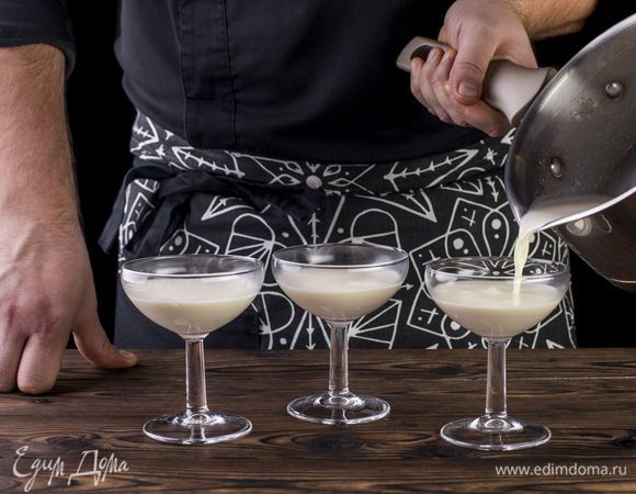 Разлейте охлажденную массу в креманки и поставьте в холодильник до полного застывания.