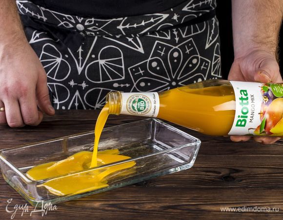 Приготовьте фруктовое желе. Для этого замочите желатин в небольшом количестве мультифруктового сока прямого отжима с мякотью манго Biotta. 