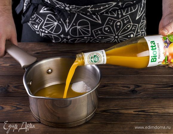 В остальной сок добавьте сахар, поставьте на огонь и доведите до кипения, но не кипятите.