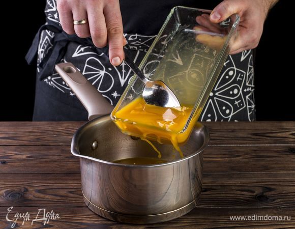 Соедините горячий сок с замоченным желатином, перемешайте.