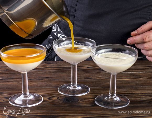 Когда желатин растворится, разлейте желе сверху на застывшую панна котту. Охладите до полного застывания желе. 