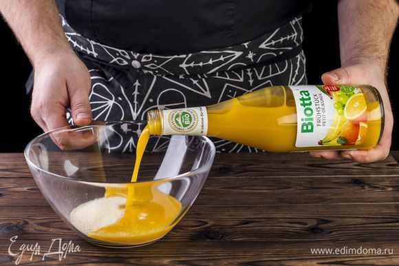 Смешайте в миске манку и био-мультифруктовый сокосодержащий напиток для завтрака Biotta.