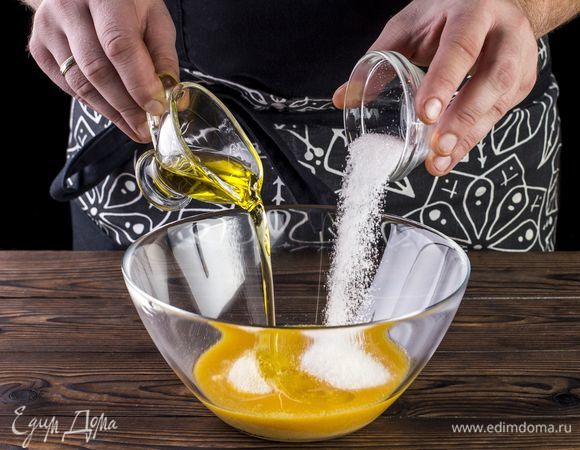 Добавьте сахар, оливковое масло.