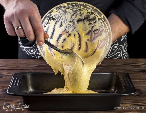 В смазанную оливковым маслом форму выложите тесто. Выпекайте в течение 50 минут в духовке при 180°С. 