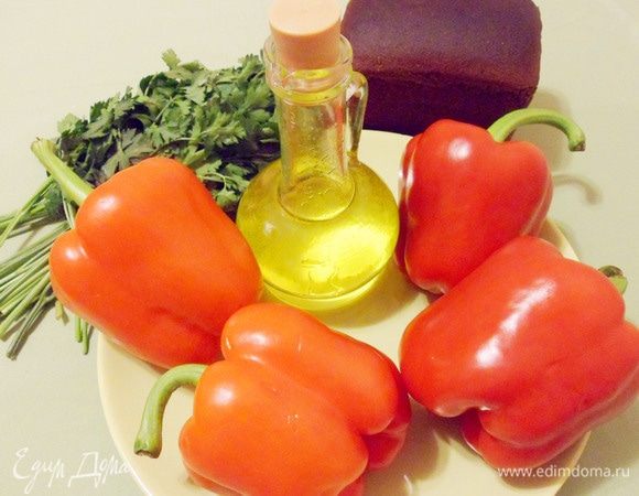 Для этого рецепта нужны крепкие красивые болгарские перцы. Лучше, если они будут красного или желтого цвета, зеленые перцы не всегда хорошо очищаются от кожицы.
