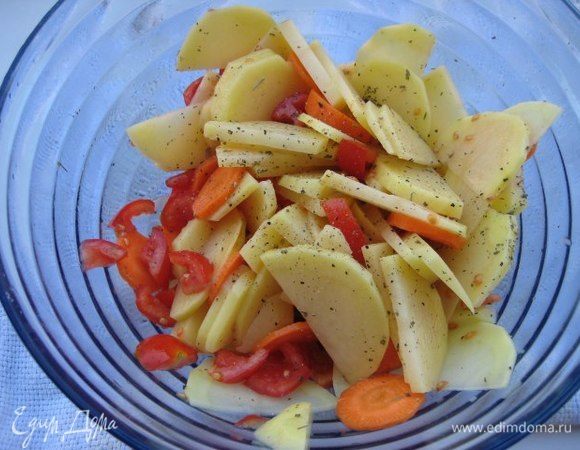 Картофель и морковь почистить, тонко порезать, нарезать мелко помидоры, овощи посолить, поперчить, посыпать итальянскими травами, полить 2 ст. л. оливкового масла, перемешать. 