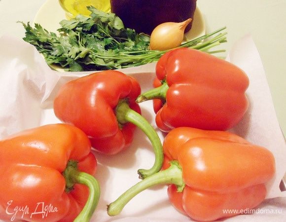 Перцы выложить на противень, застеленный бумагой для выпечки.