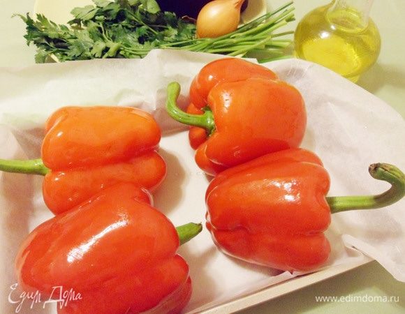 Хорошенько обмазать перцы оливковым маслом и поставить в духовку, разогретую до 180°С, на 40 минут.