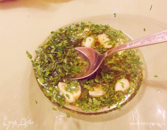 В миске смешать чеснок, зелень петрушки, оливковое масло и винный уксус. Перемешать.