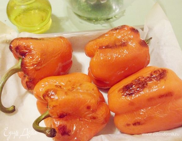 Готовые перцы достать из духовки, если перчики немного почернеют, нет ничего страшного: запах дымка очень кстати. Накрыть противень фольгой, дать перцам остыть.