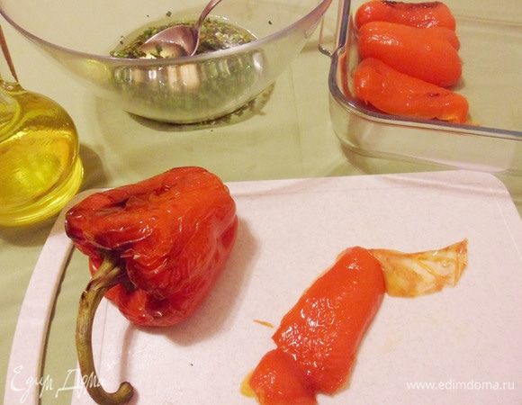 Затем очистить перцы от семян, кожицы и лишней влаги.