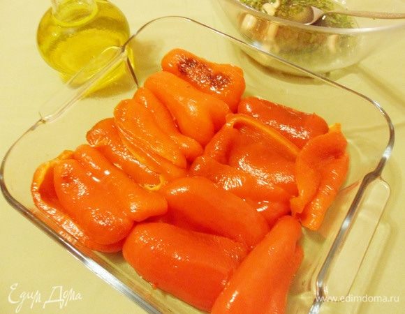 Переложить очищенные перцы в глубокую миску.