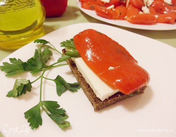 А это мой любимый вариант подачи — печеный перец на тостах из бородинского хлеба с сыром фета. Вкусно, очень рекомендую!