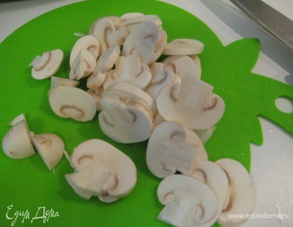 Шампиньоны почистить, нарезать тонкими пластинками. Очистить зубчик чеснока.