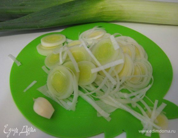 Белую часть лука-порея тонко нарезать.