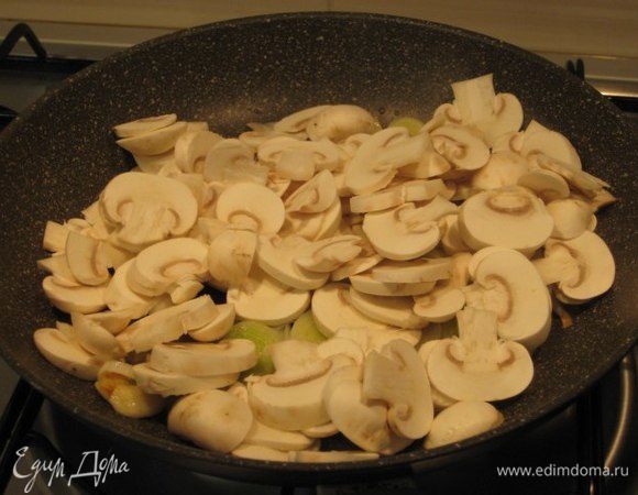 Разогреть в сковороде оливковое масло, обжарить чеснок, затем его выкинуть. Добавить грибы и лук. Посолить, поперчить, посыпать листиками тимьяна.