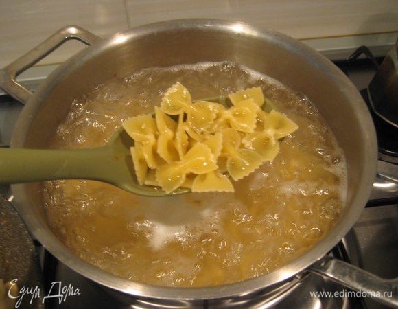 Отварить пасту в большом количестве подсоленной воды по времени указанной на упаковке, сохранить полстакана воды, в которой варилась паста.