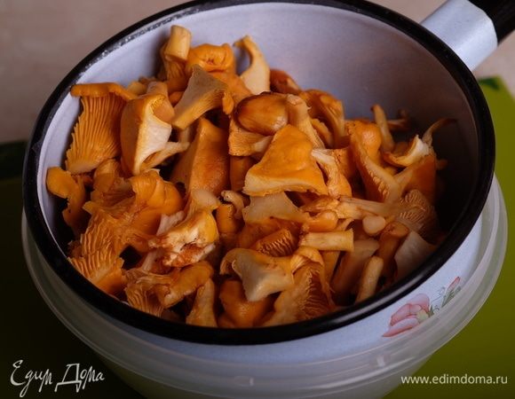 Приготовить начинку. Для этого лисички вымыть, крупные — нарезать крупно, мелкие — оставить целыми.