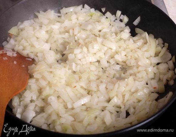 На сковороде разогреть растительное масло и выложить нарезанный мелким кубиком лук.
