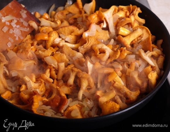 Добавить к луку лисички, посолить, поперчить.