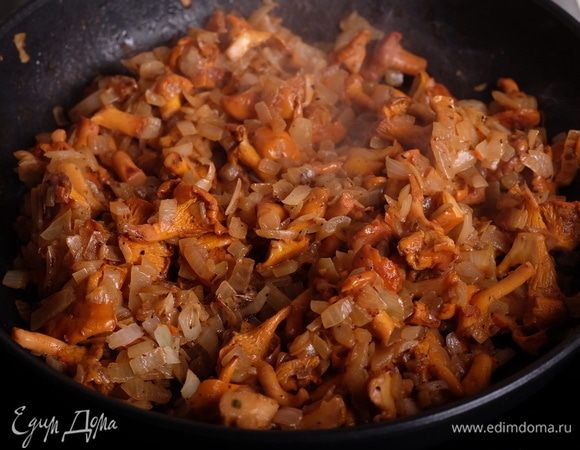 Жарить грибы с луком до тех пор, пока вся жидкость, выделившаяся при жарке грибов, не испарится. Несколько целых грибов отложить для украшения готовой запеканки.