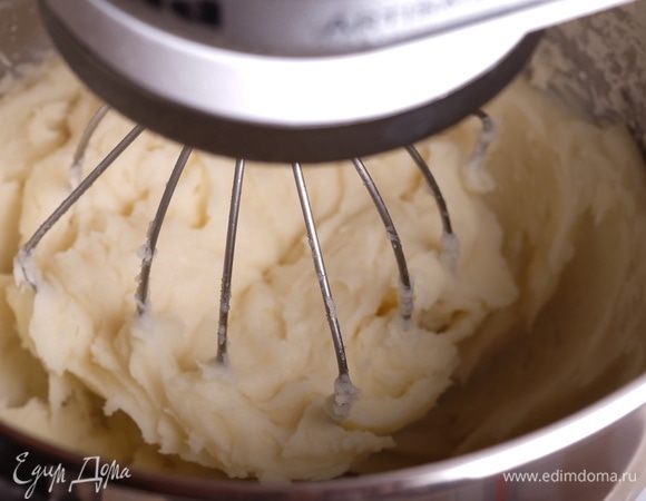 Горячий картофель растолочь в пюре. Я это делаю в кухонном комбайне насадкой «венчик» — в итоге получается необычайно воздушное пюре. В процессе добавить яйцо и нарезанное кубиками сливочное масло, добавить соль, если требуется. Взбить. Пюре готово.