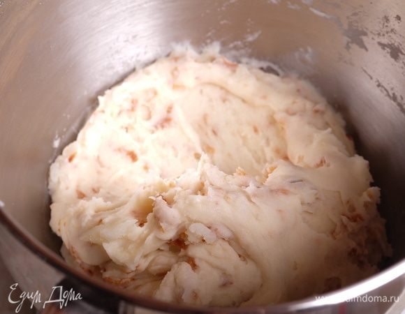 Вмешать чипсы или обжаренный лук в пюре.