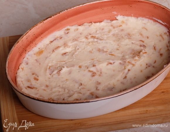 Духовку разогреть до 180°С. Сформировать запеканку. Для этого на дно огнеупорной формы выложить половину картофельного пюре, разровнять.