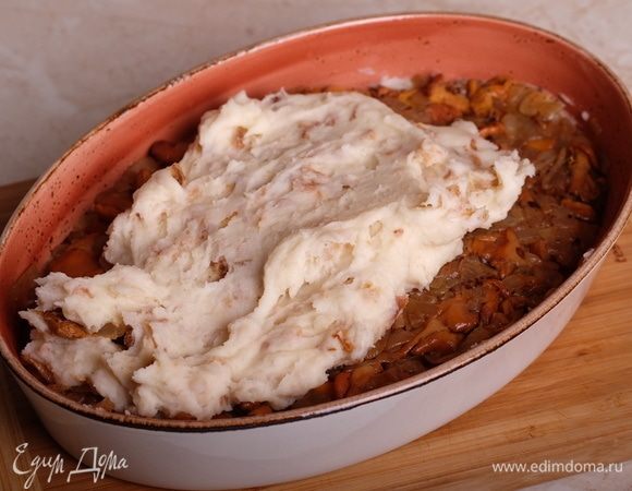 Выложить оставшееся картофельное пюре.