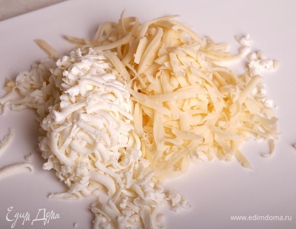 Натереть оба вида сыра.