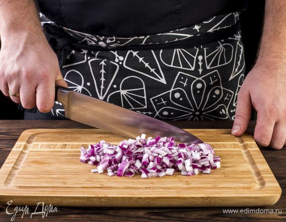 Нарежьте мелко лук.