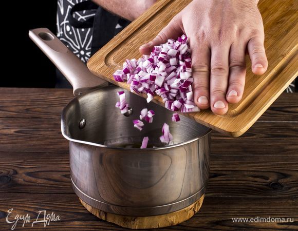 Разогрейте в сотейнике оливковое масло и тушите лук до мягкости.