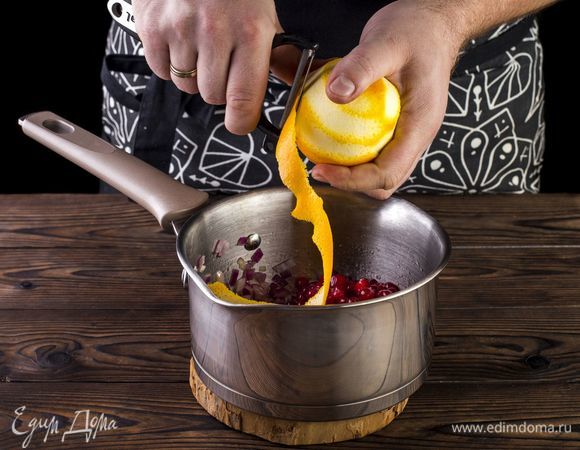 Положите цедру апельсина.