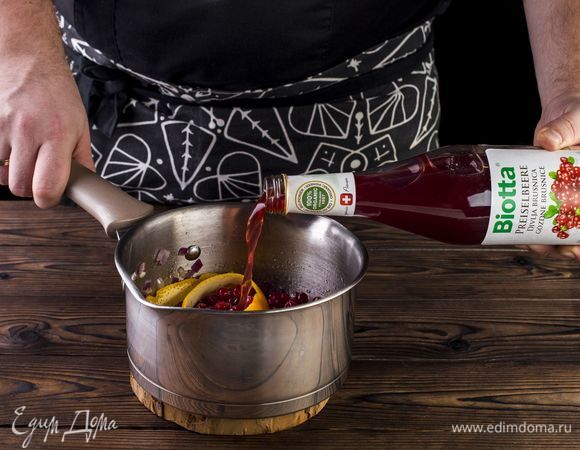 Влейте био-нектар из дикорастущей брусники Biotta. 