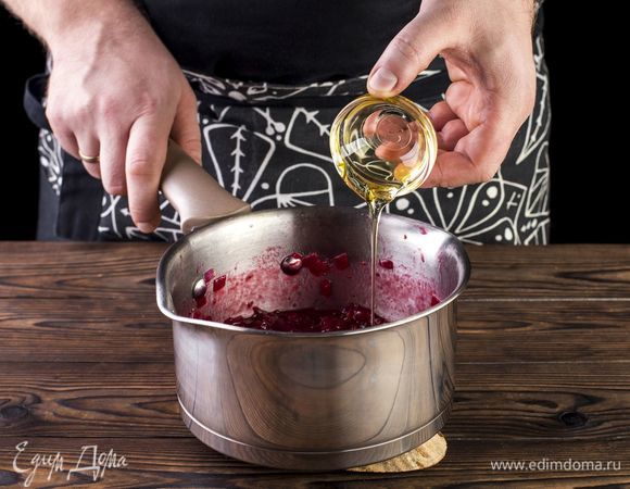 Хорошо перемешайте, накройте крышкой и готовьте на маленьком огне 20 минут. Апельсиновую цедру извлеките, если срезали ее полосками. Соус охладите и добавьте мед. Хорошо перемешайте еще раз. 