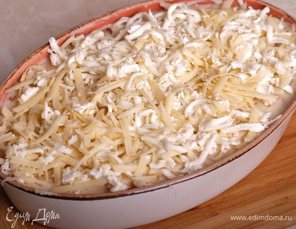 Сыр равномерно распределить сверху.