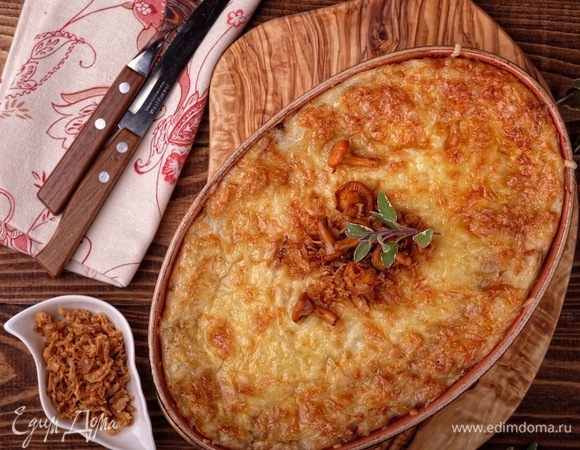 Украсить запеканку листиками шалфея, луковыми чипсами и отложенными заранее обжаренными лисичками. Невероятно вкусная запеканка готова!